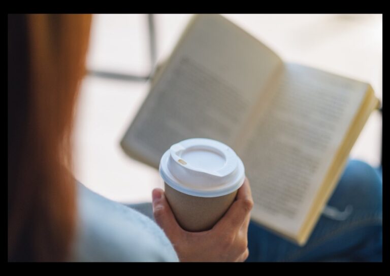 コーヒーを片手に読書する様子（イメージ）